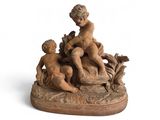 une photo représentant une statue d'un garçon et de deux enfants