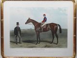 une vieille photo représentant un homme à cheval aux côtés d'un homme portant un haut-de-forme