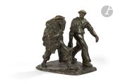 statue représentant deux hommes promenant un chien sur un fond blanc