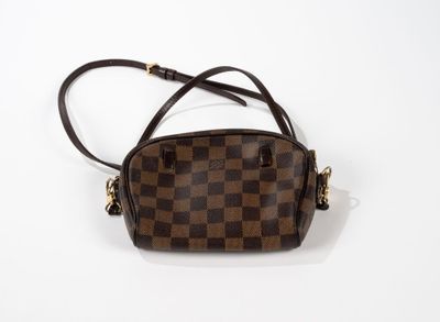 un sac à main à carreaux marron et noirs sur un fond blanc
