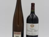 deux bouteilles de vin posées l'une à côté de l'autre sur une surface blanche