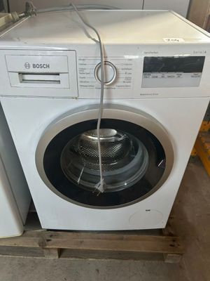 une machine à laver posée sur une palette