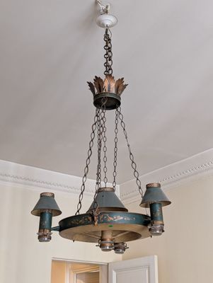 un lustre suspendu au plafond d'une pièce