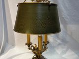 une lampe munie d'un abat-jour vert