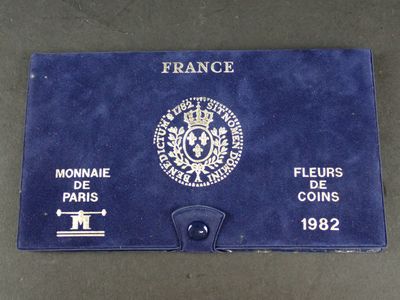 plaque française ornée d'un blason