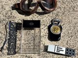 une paire de lunettes de protection, un téléphone portable et d'autres objets posés par terre