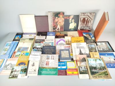 beaucoup de livres sur la table