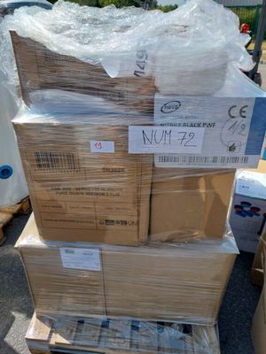 de nombreux cartons empilés les uns sur les autres sur le parking