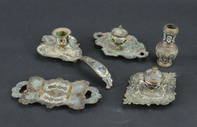 Ensemble de 5 objets en cloisonné comprenant deux encriers, …