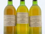 trois bouteilles de vin posées sur une table l'une à côté de l'autre