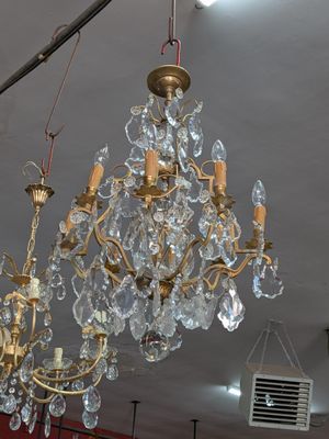 un lustre suspendu au plafond d'une pièce