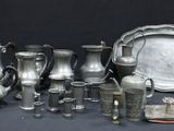 beaucoup d'objets en argent posés sur une table