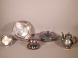 beaucoup d'objets en argent posés sur une table
