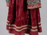 une photo d'une robe rouge et bleue posée sur un présentoir pour mannequin
