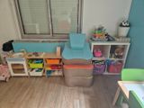 une salle de jeux pour petits enfants, avec une chaise et une table