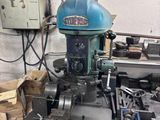 une machine posée sur une table dans une pièce