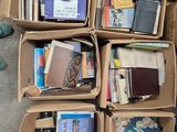 des boîtes de livres sont empilées sur le sol