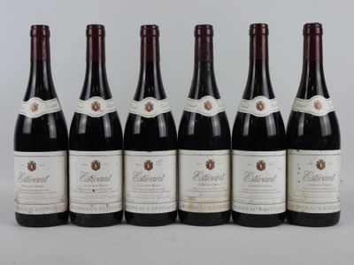 six bouteilles de vin rouge alignées