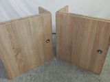deux morceaux de bois posés par terre