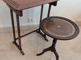 une petite table sur laquelle est posé un plateau