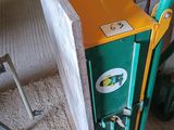 une machine posée sur le sol de la pièce