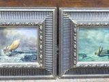 deux photos encadrées représentant des bateaux sur l'eau, accrochées au mur