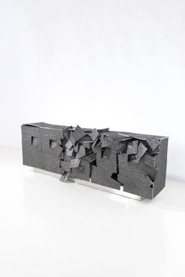 une image représentant un morceau de papier noir découpé en morceaux