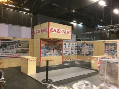 une vaste exposition présentant différents types d'objets dans un bâtiment