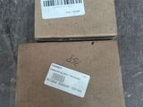 deux cartons de skateboards posés sur un parquet