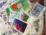 de nombreux timbres différents dans une boîte posée sur la table