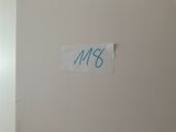une photo d'une pièce avec une porte et une affiche accrochée au mur