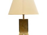l'image d'une lampe posée sur une table
