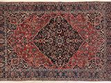 un tapis oriental orné d'un motif en médaillon sur fond rouge