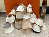 une pile de cônes en papier posée par terre devant un mur orange