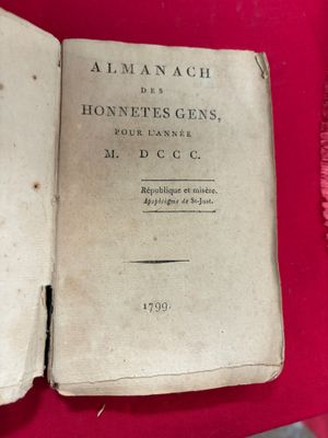 un livre ouvert sur une table rouge