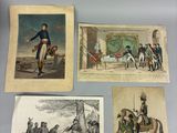 quatre gravures anciennes représentant des militaires, exposées sur une table