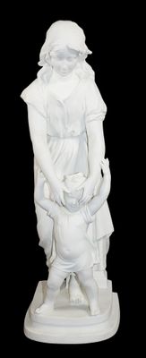 une statue blanche représentant une femme tenant un chien dans ses bras