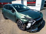 l'avant d'une voiture verte endommagée, garée sur un parking