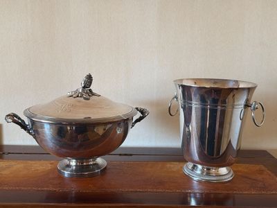 deux vases en argent posés sur une table en bois