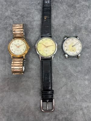 trois montres différentes posées côte à côte sur une table