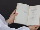 une personne tenant un livre ouvert dans ses mains