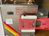 une machine posée sur le sol de la cuisine