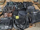 un grand nombre de sacs à main posés sur une table