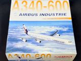 une boîte sur laquelle est représenté un avion dans le ciel