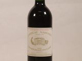 une bouteille de vin posée sur une table
