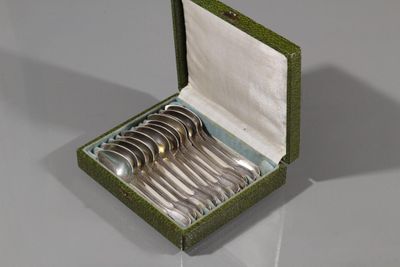 une boîte contenant un service de cuillères en argent