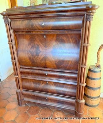 Secrétaire Biedermeier avec façade et tiroirs galbé sur la h…