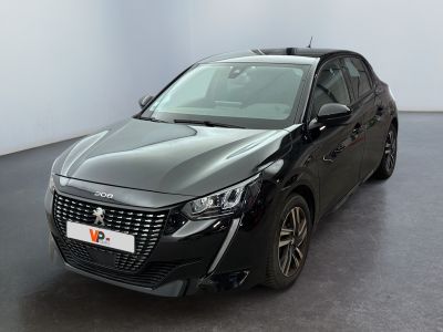 La voiture noire est garée dans une grande pièce aux murs blancs.