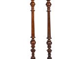 paire de bougeoirs anciens en bois avec des socles tournés