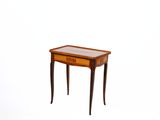 une petite table en bois avec un plateau en verre sur fond blanc